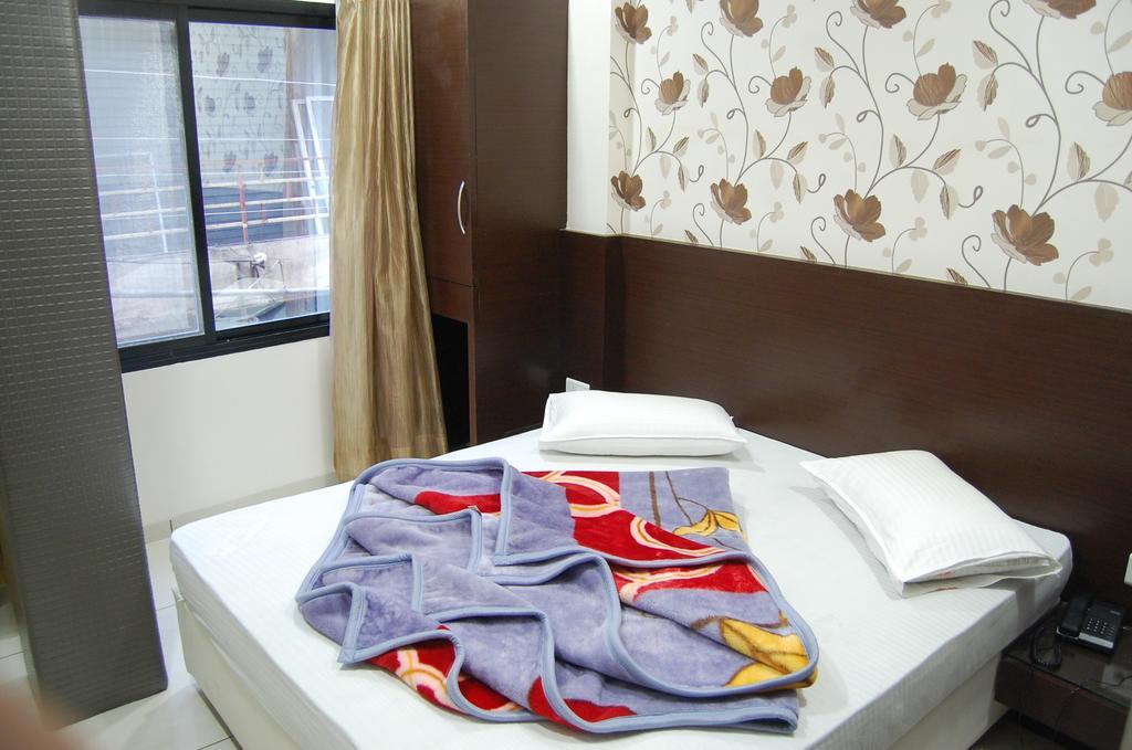 Hotel Poonam Palace Ujjain Habitación foto