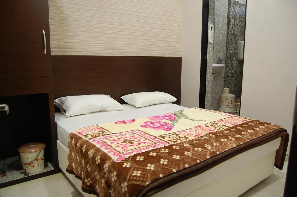 Hotel Poonam Palace Ujjain Habitación foto