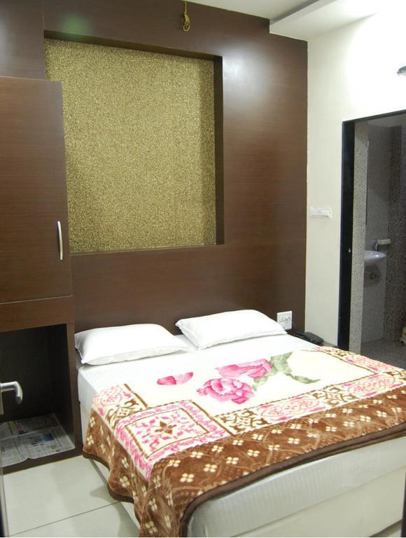 Hotel Poonam Palace Ujjain Habitación foto